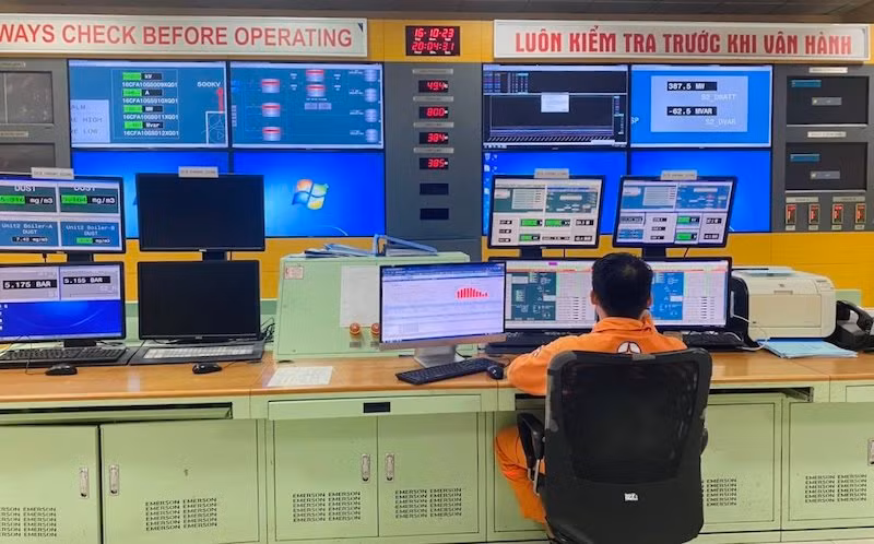 Phòng điều khiển trung tâm tại thời điểm sản lượng điện đạt 50 tỷ kWh điện. Phòng điều khiển trung tâm tại thời điểm sản lượng điện đạt 50 tỷ kWh điện.