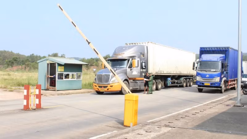 Phương tiện chở hàng hóa thông quan qua Lối mở Cầu phao Km3+4 Hải Yên, Móng Cái.
