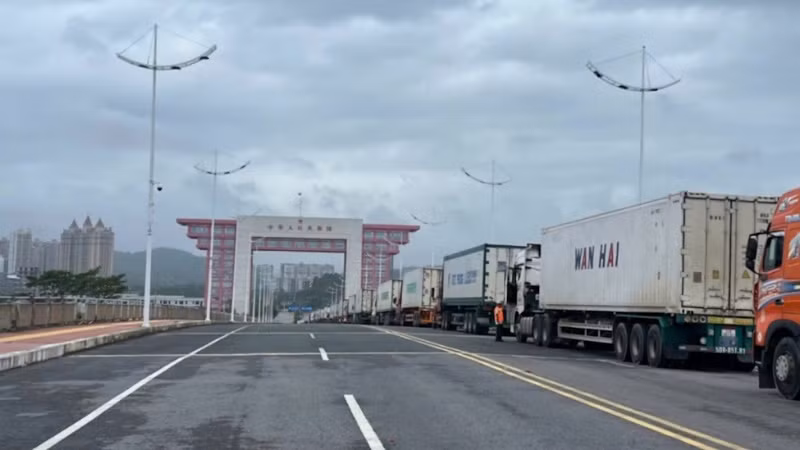 Hoạt động xuất nhập khẩu tại Cửa khẩu Bắc Luân II trở lại bình thường sau bão số 3.