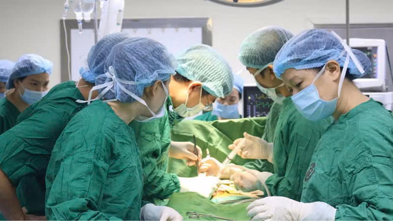 Các bác sĩ tiến hành ghép thận cho người bệnh.