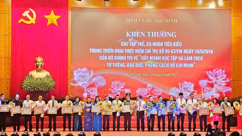 Tỉnh ủy Quảng Ninh tặng Bằng khen cho các tập thể và cá nhân có thành tích tiêu biểu, xuất sắc trong Phong trào thi đua “Học và làm theo Bác” giai đoạn 2023-2024. Tỉnh ủy Quảng Ninh tặng Bằng khen cho các tập thể và cá nhân có thành tích tiêu biểu, xuất sắc trong Phong trào thi đua “Học và làm theo Bác” giai đoạn 2023-2024.