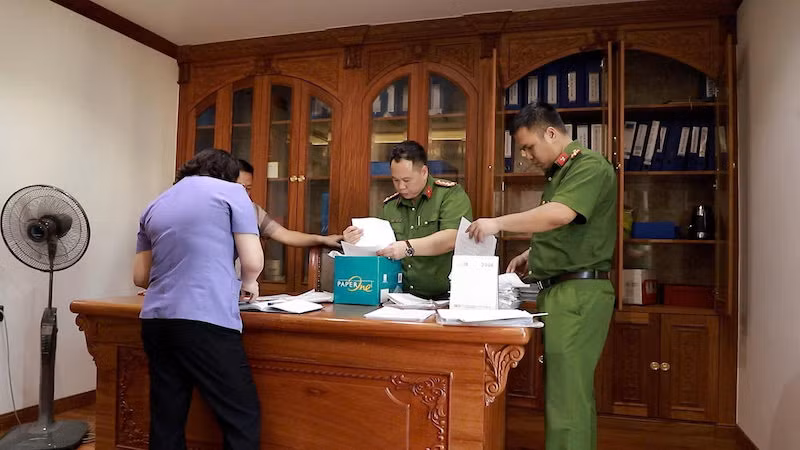 Lực lượng chức năng khám xét nơi làm việc của Hoàng Văn Thoan. Lực lượng chức năng khám xét nơi làm việc của Hoàng Văn Thoan.