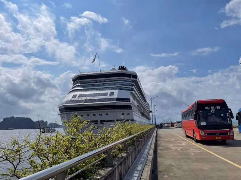 Tàu Costa Serena cập Cảng tàu khách quốc tế Hạ Long sáng 30/9.