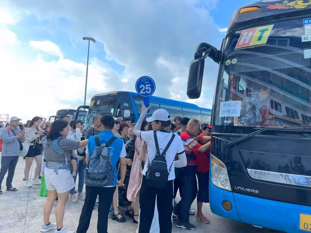 Du khách bắt đầu trải nghiệm city tour ngay sau khi lên bờ.