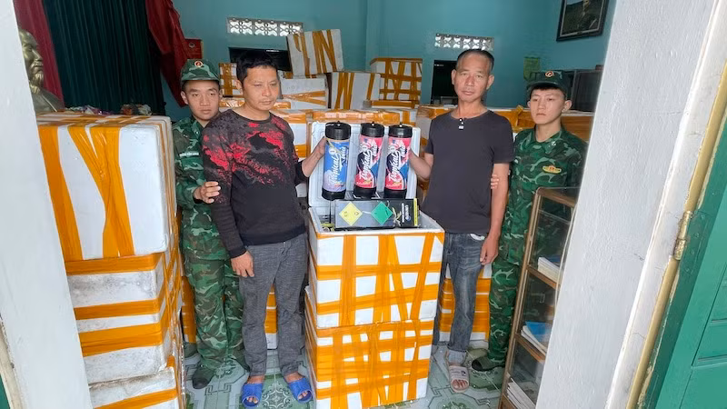Các đối tượng cùng tang vật bị Đồn Biên phòng Bắc Sơn bắt giữ.