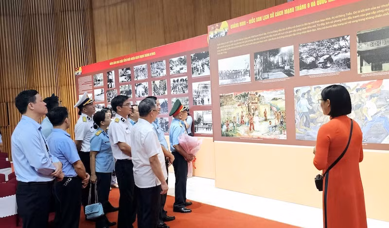 Các đại biểu và nhân dân, du khách tham quan Triển lãm.