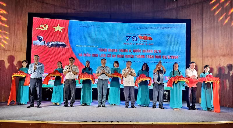 Các đại biểu cắt băng khai mạc Triển lãm.