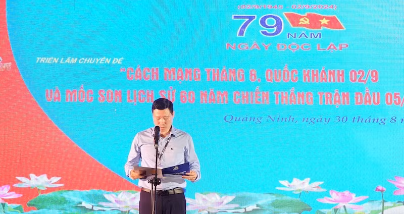 Ông Đỗ Quyết Tiến, Giám đốc Bảo tàng Quảng Ninh phát biểu khai mạc triển lãm.