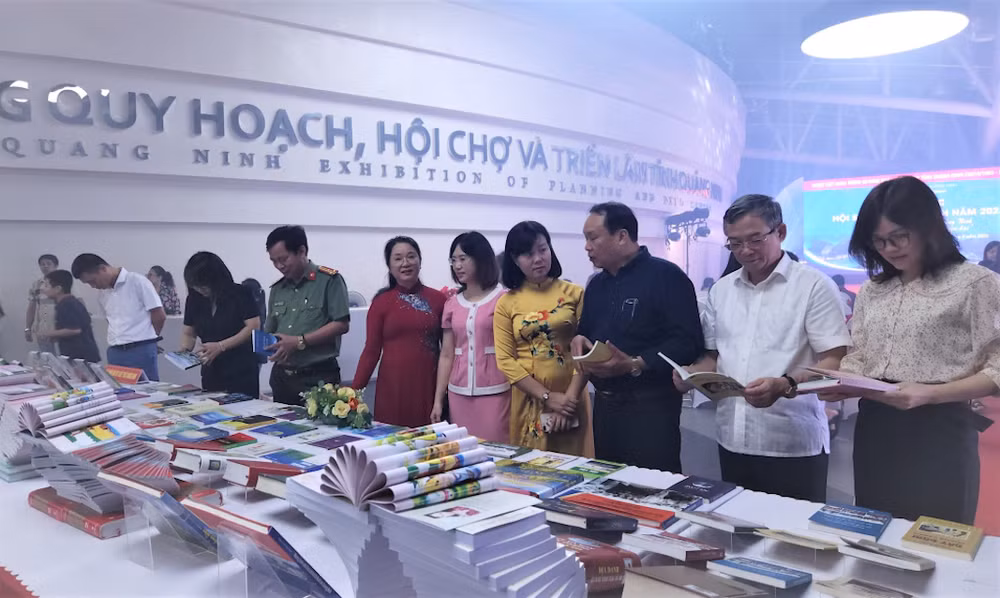 Các đại biểu tham quan gian trưng bày sách tại Thư viện tỉnh Quảng Ninh.