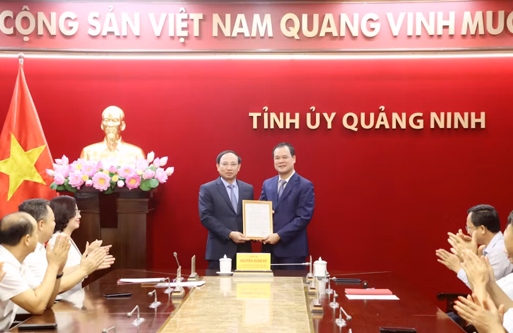 Bí thư Tỉnh ủy Quảng Ninh Nguyễn Xuân Ký trao Quyết định cho tân Trưởng Ban Nội chính Tỉnh ủy Quảng Ninh Điệp Văn Chiến.