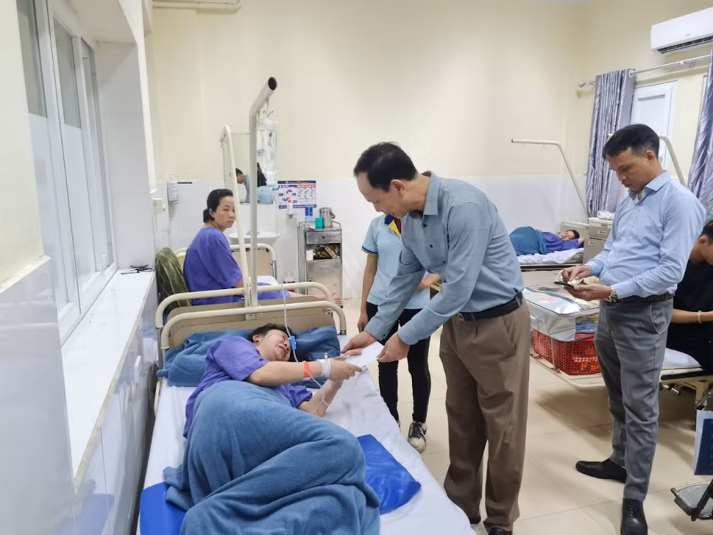 Lãnh đạo thị xã Quảng Yên thăm hỏi, động viên các công nhân đang điều trị tại cơ sở y tế của thị xã Quảng Yên và thành phố Uông Bí.