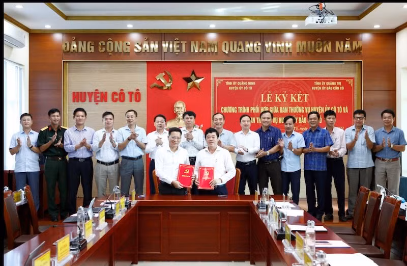 Lãnh đạo 2 huyện đảo Cô Tô và Cồn Cỏ thực hiện ký kết Chương trình hợp tác phát triển. Lãnh đạo 2 huyện đảo Cô Tô và Cồn Cỏ thực hiện ký kết Chương trình hợp tác phát triển.
