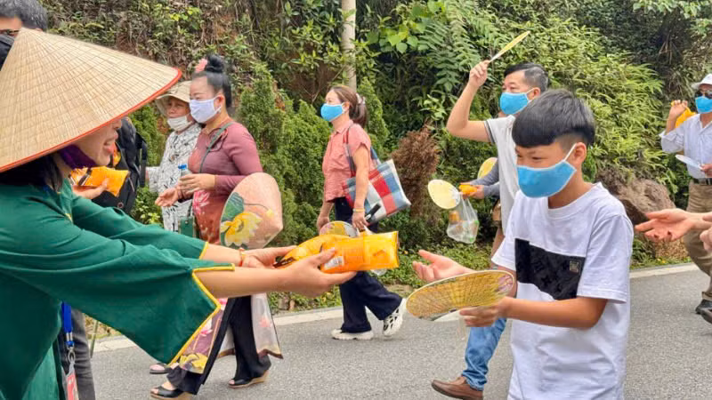 Các tình nguyện viên phát đồ ăn và nước uống miễn phí cho nhân dân và du khách. Các tình nguyện viên phát đồ ăn và nước uống miễn phí cho nhân dân và du khách.