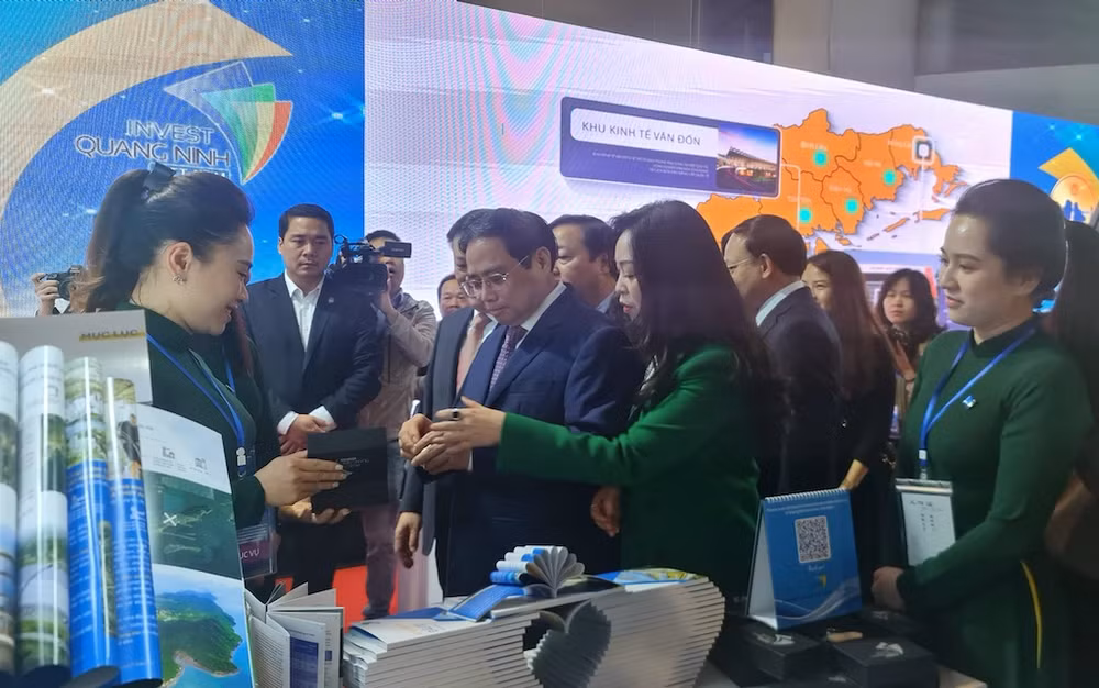 Thủ tướng Phạm Minh Chính và các đại biểu tham quan gian hàng và sản phẩm tại Triển lãm. Thủ tướng Phạm Minh Chính và các đại biểu tham quan gian hàng và sản phẩm tại Triển lãm.