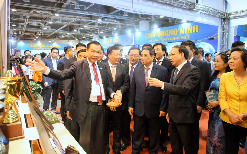 Thủ tướng Phạm Minh Chính và các đại biểu tham quan gian hàng của tỉnh Quảng Ninh. Thủ tướng Phạm Minh Chính và các đại biểu tham quan gian hàng của tỉnh Quảng Ninh.