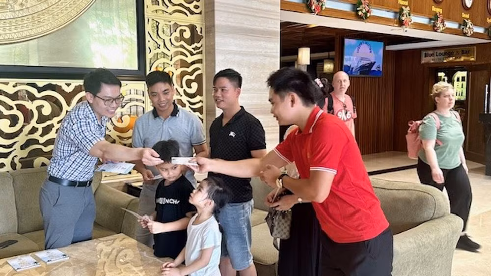Thành phố Hạ Long tặng vé mời xem Chương trình Carnaval Hạ Long cho du khách. Thành phố Hạ Long tặng vé mời xem Chương trình Carnaval Hạ Long cho du khách.