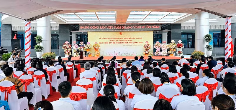 Quang cảnh buổi lễ gắn biển công trình Bệnh viện Phổi Quảng Ninh chào mừng 60 năm thành lập tỉnh.
