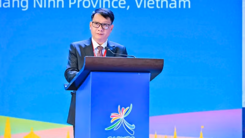 Chủ tịch Ủy ban nhân dân thành phố Móng Cái, Quảng Ninh (Việt Nam) phát biểu tại hội nghị. Chủ tịch Ủy ban nhân dân thành phố Móng Cái, Quảng Ninh (Việt Nam) phát biểu tại hội nghị.