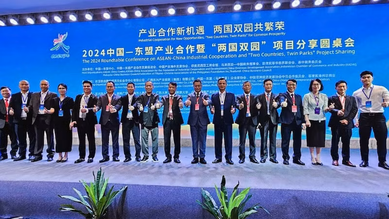 Đoàn đại biểu thành phố Móng Cái, Quảng Ninh (Việt Nam) chụp ảnh lưu niệm với đồng chí Lý Kiện, Thị trưởng chính quyền nhân dân thành phố Đông Hưng, Quảng Tây (Trung Quốc). Đoàn đại biểu thành phố Móng Cái, Quảng Ninh (Việt Nam) chụp ảnh lưu niệm với đồng chí Lý Kiện, Thị trưởng chính quyền nhân dân thành phố Đông Hưng, Quảng Tây (Trung Quốc).