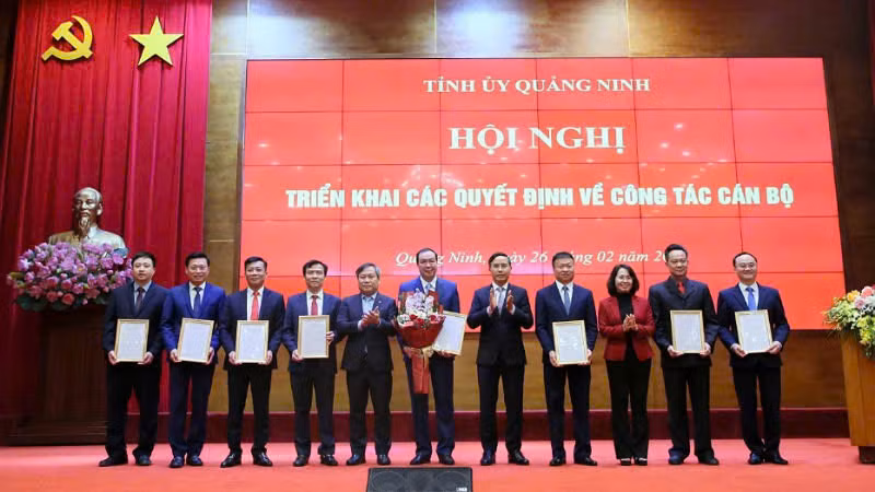 Thường trực Tỉnh ủy Quảng Ninh trao quyết định thành lập Sở Nông nghiệp và Môi trường và tặng hoa chúc mừng.