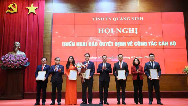Thường trực Tỉnh ủy Quảng Ninh trao quyết định thành lập Sở Khoa học và Công nghệ và tặng hoa chúc mừng.