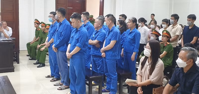 Các bị can tại phiên tòa.