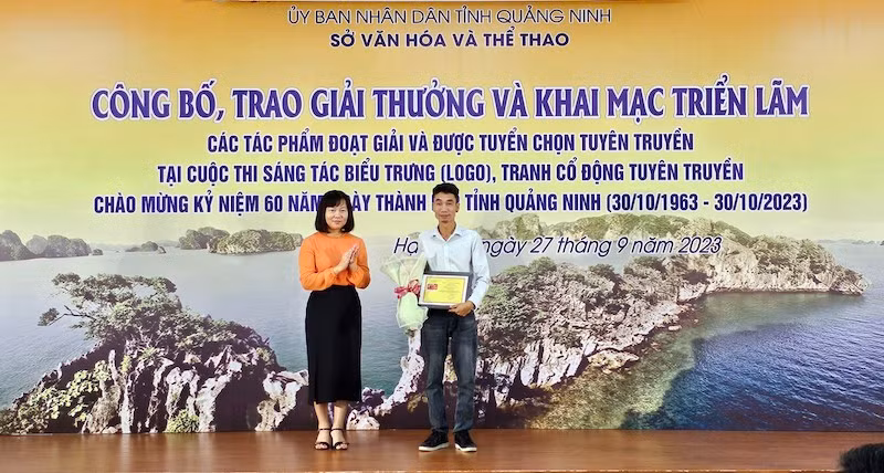 Lãnh đạo ban Tuyên giáo Tỉnh ủy Quảng Ninh trao giải Nhất sáng tác biểu trưng logo cho tác giả.