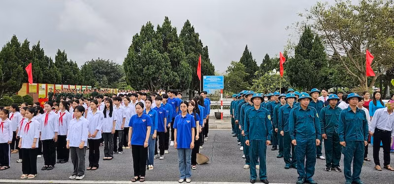 Đại diện quân và dân trên đảo Cô Tô dự lễ thượng cờ.