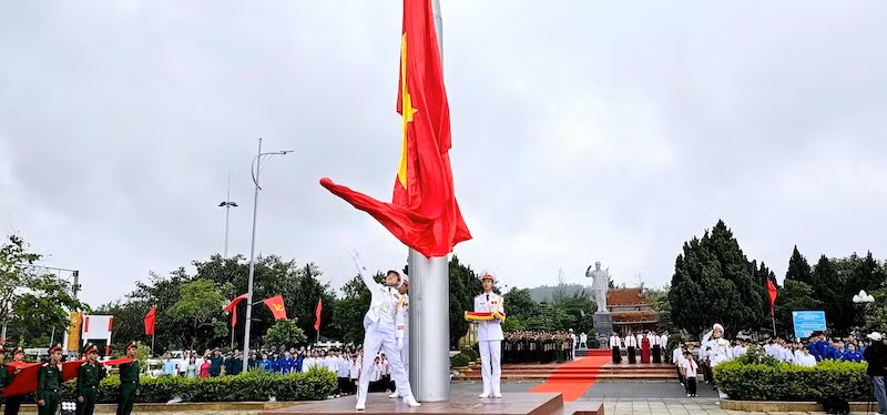 Nghi lễ thượng cờ trên đảo Cô Tô nhân kỷ niệm 63 năm Ngày Bác Hồ ra thăm đảo.