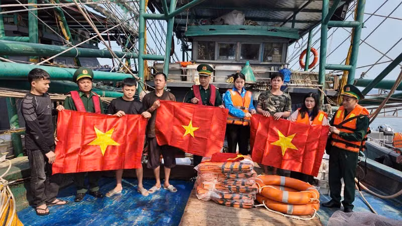 Đồn Biên phòng Cô Tô và Đoàn thanh niên thị trấn Cô Tô tặng cờ và áo phao, phao cứu sinh cho ngư dân.