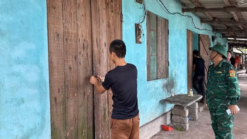 Cán bộ, chiến sĩ Đồn Biên phòng Cửa khẩu cảng Vạn Gia tuyên truyền, vận động người dân di dời đến những khu vực kiên cố, an toàn hơn.