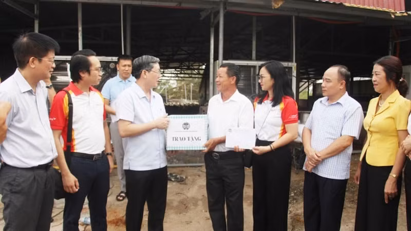 Đồng chí Lương Quốc Đoàn trao quà động viên HTX dịch vụ nông nghiệp Quốc Cường. Đồng chí Lương Quốc Đoàn trao quà động viên HTX dịch vụ nông nghiệp Quốc Cường.