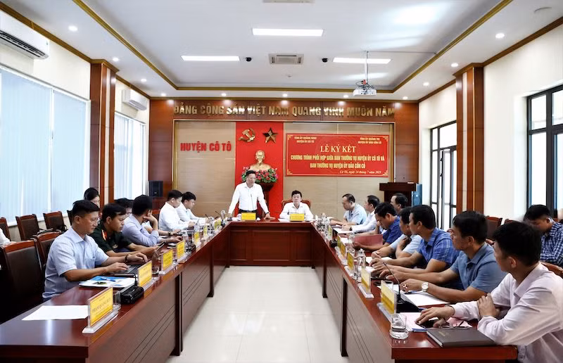Quang cảnh buổi lễ ký kết hợp tác giữa 2 huyện đảo Cô Tô và Cồn Cỏ.