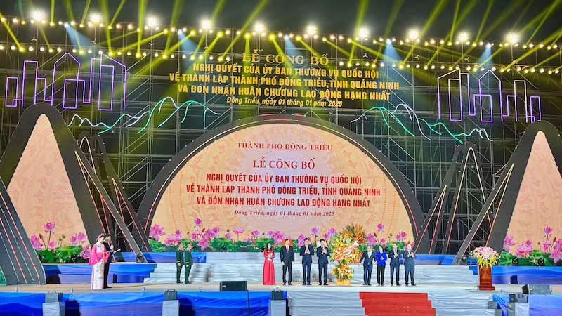 Lãnh đạo tỉnh Quảng Ninh tặng hoa chúc mừng Đảng bộ, chính quyền và nhân dân các dân tộc thành phố Đông Triều.