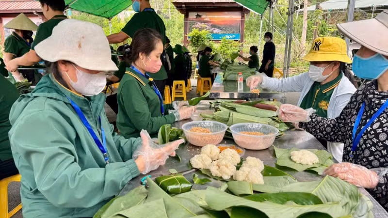 Đội ngũ tình nguyện viên chuẩn bị đồ ăn cho nhân dân và du khách khi về Yên Tử chiêm bái xá lợi Đức Phật.