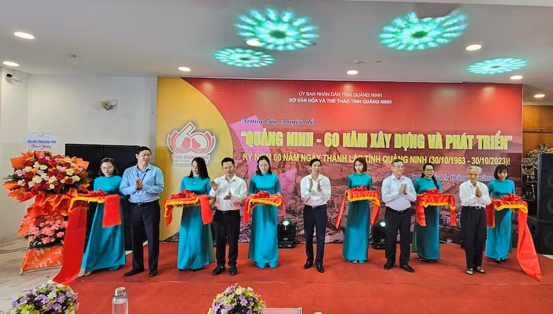 Các đại biểu cắt băng khai mạc Triển lãm "Quảng Ninh - 60 năm xây dựng và phát triển".