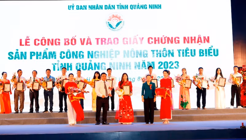 Ban tổ chức trao giấy chứng nhận cho các sản phẩm công nghiệp nông thôn tiêu biểu tỉnh Quảng Ninh năm 2023.