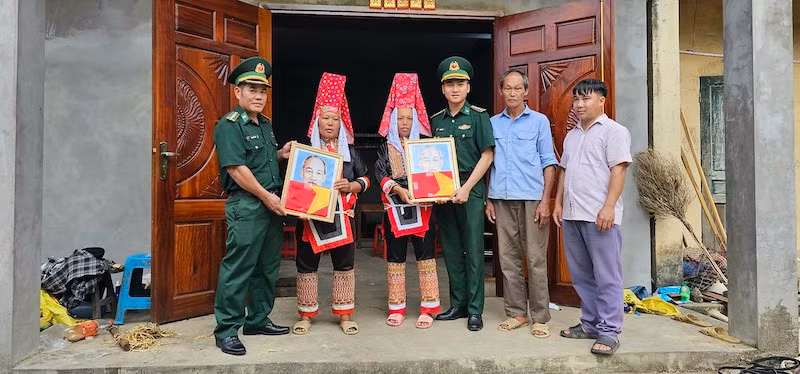 Đồn Biên phòng cửa khẩu Hoành Mô tặng cờ và ảnh Bác Hồ cho người dân nhân dịp đón Tết cổ truyền của dân tộc.
