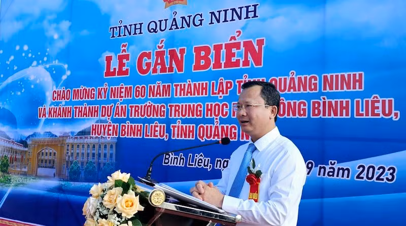 Quyền Chủ tịch Ủy ban nhân dân tỉnh Quảng Ninh Cao Tường Huy phát biểu tại lễ gắn biển công trình Trường Trung học phổ thông Bình Liêu. Quyền Chủ tịch Ủy ban nhân dân tỉnh Quảng Ninh Cao Tường Huy phát biểu tại lễ gắn biển công trình Trường Trung học phổ thông Bình Liêu.