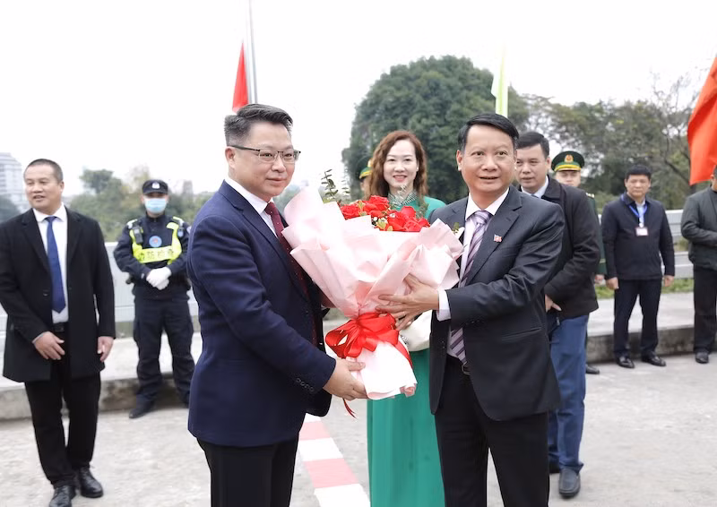 Hoạt động đối ngoại giữa thành phố Móng Cái (Việt Nam) và thành phố Đông Hưng (Trung Quốc) luôn được 2 bên duy trì thường xuyên trên cơ sở hợp tác, hữu nghị cùng phát triển. Hoạt động đối ngoại giữa thành phố Móng Cái (Việt Nam) và thành phố Đông Hưng (Trung Quốc) luôn được 2 bên duy trì thường xuyên trên cơ sở hợp tác, hữu nghị cùng phát triển.