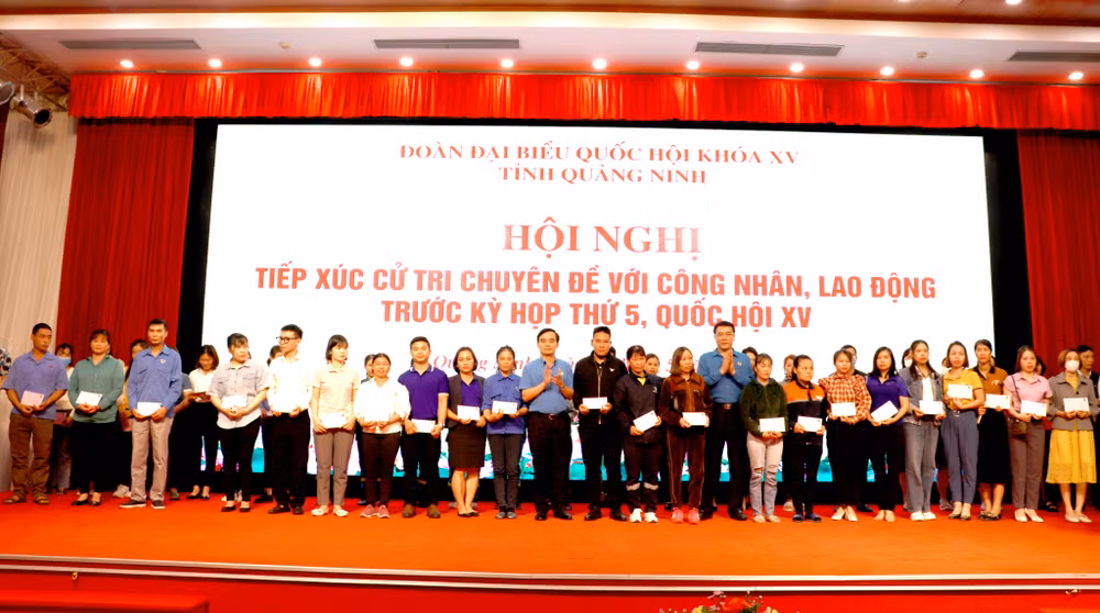 Đoàn đại biểu Quốc hội tỉnh Quảng Ninh trao quà cho các công nhân có hoàn cảnh khó khăn.