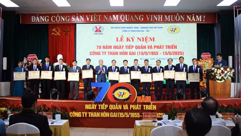 Tập đoàn Công nghiệp Than-Khoáng sản Việt Nam tặng Bằng khen cho các tập thể và cá nhân có thành tích xuất sắc trong sản xuất kinh doanh.