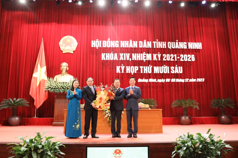 Đồng chí Nguyễn Xuân Ký, Bí thư Tỉnh ủy Quảng Ninh tặng hoa chúc mừng Phó Bí thư Tỉnh ủy, Chủ tịch Ủy ban nhân dân tỉnh Quảng Ninh Cao Tường Huy. Đồng chí Nguyễn Xuân Ký, Bí thư Tỉnh ủy Quảng Ninh tặng hoa chúc mừng Phó Bí thư Tỉnh ủy, Chủ tịch Ủy ban nhân dân tỉnh Quảng Ninh Cao Tường Huy.