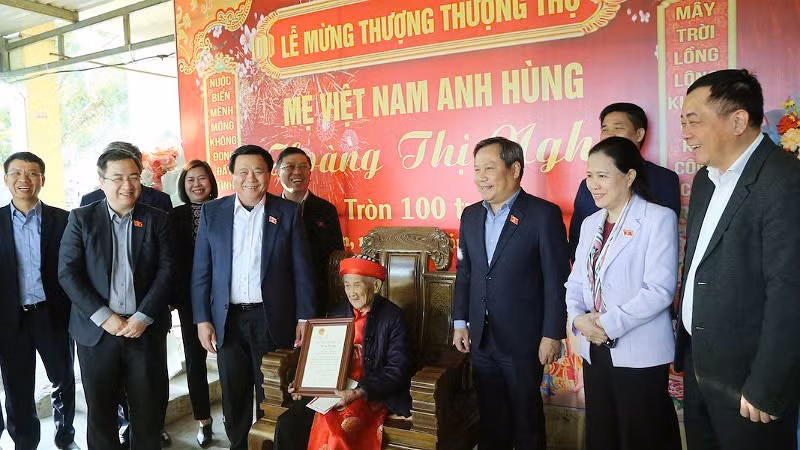Đồng chí Nguyễn Xuân Thắng trao thiếp mừng thọ tròn 100 tuổi của Chủ tịch nước cho Mẹ Việt Nam Anh hùng Hoàng Thị Nghi.