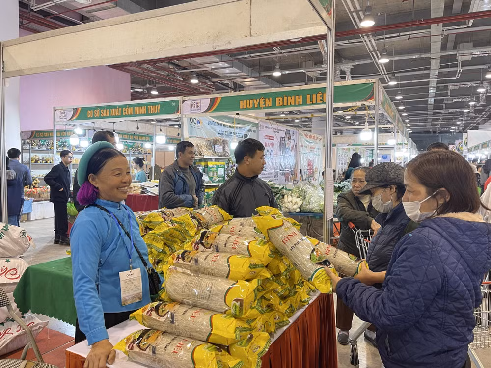 Đông đảo người dân đến tham quan và mua sắm các sản phẩm OCOP của Quảng Ninh và các tỉnh, thành phố tại Hội chợ. Đông đảo người dân đến tham quan và mua sắm các sản phẩm OCOP của Quảng Ninh và các tỉnh, thành phố tại Hội chợ.
