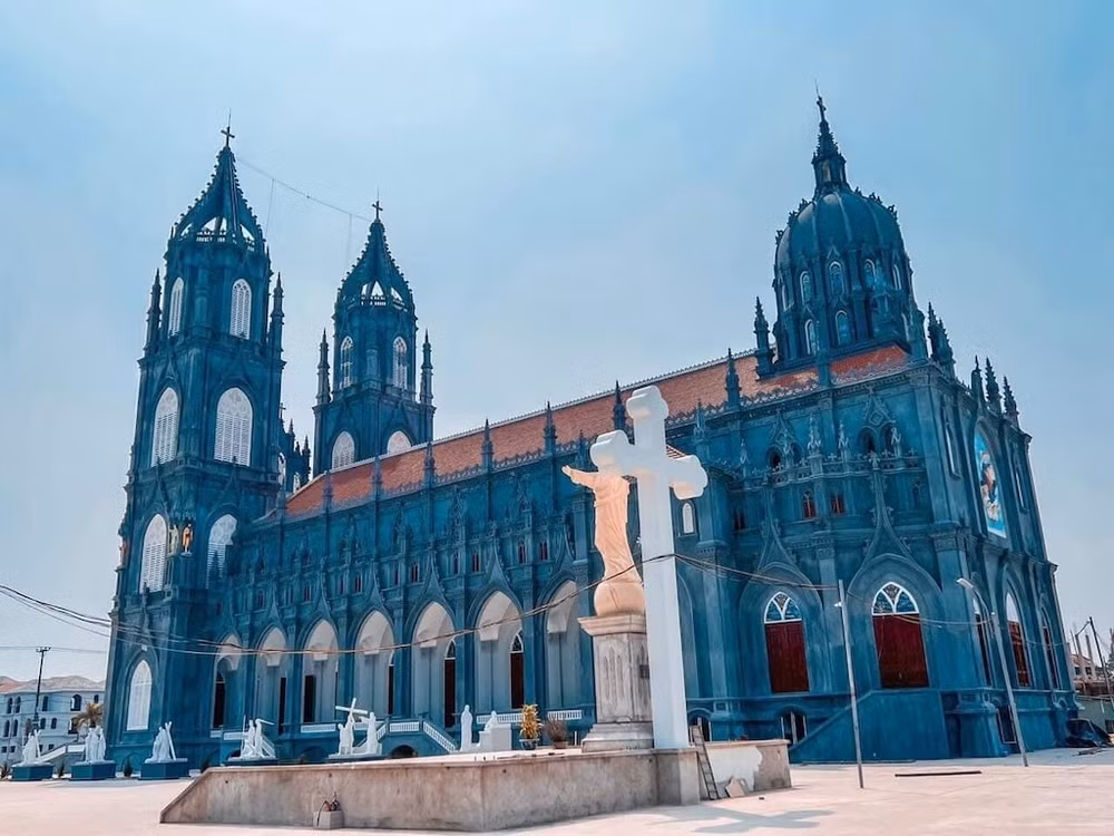 Nhà Thờ Trà Cổ có kiến trúc đẹp và là điểm du lịch hấp dẫn du khách trong nước và quốc tế khi đến với thành phố Móng Cái. Nhà Thờ Trà Cổ có kiến trúc đẹp và là điểm du lịch hấp dẫn du khách trong nước và quốc tế khi đến với thành phố Móng Cái.