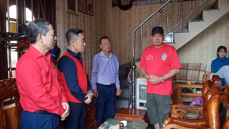 Đoàn đến thăm, động viên và hỗ trợ cho các gia đình có người thân bị thiệt mạng do bão số 3. Đoàn đến thăm, động viên và hỗ trợ cho các gia đình có người thân bị thiệt mạng do bão số 3.