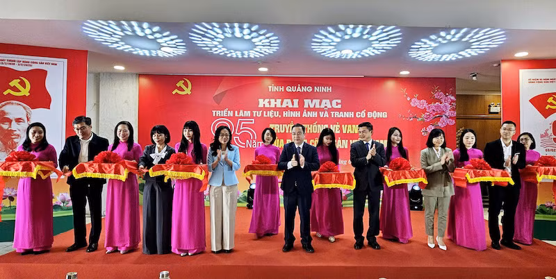 Các đại biểu cắt băng khai mạc triển lãm về Đảng Cộng sản Việt Nam.