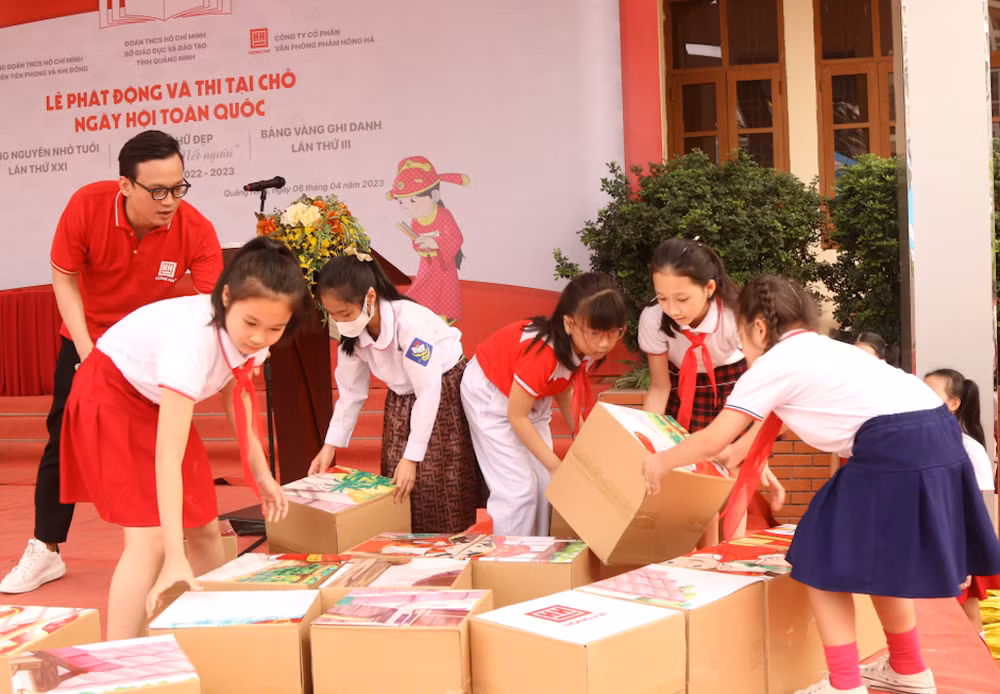 Các em học sinh hào hứng với phần thi ghép khối hộp. Các em học sinh hào hứng với phần thi ghép khối hộp.