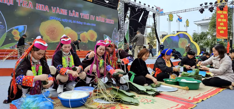 Thi gói bánh Cốc mò tại Lễ hội Trà Hoa vàng của huyện Ba Chẽ, Quảng Ninh.